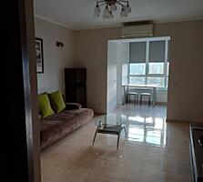 Предлагается к продаже просторная и светлая квартира в центре города .