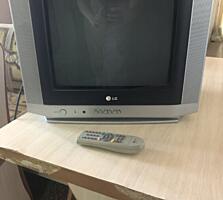 Телевизор LG. Цветной. На пульте управления. Маленький, 14,5 дюйма