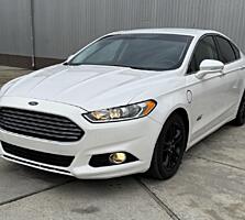 Ford fusion plugin hybrid 2015 год.