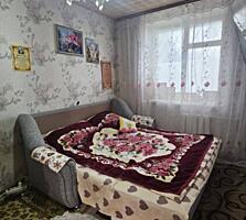 Кировский, 3-ком. 1/5 жилая, частично мебель.