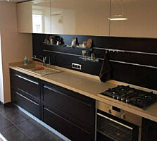 Предлагается к продаже трехкомнатная просторная квартира в центре ...