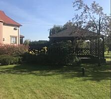 В доме 4 комнаты, кухня-столовая, зимний сад, бильярдная.Дом с ...