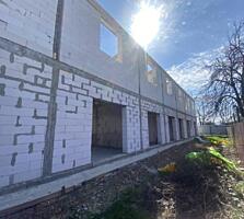 В продаже современный таунхаус имеет 2 этажа, на первом этаже ...