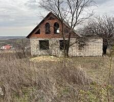 Vând o casă neterminată cu un teren de 15 acri