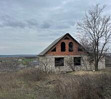 Vând o casă neterminată cu un teren de 15 acri