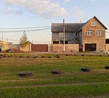 В продаже два дома на участке 10 соток. Первый дом 2 этажа, подвал, ..