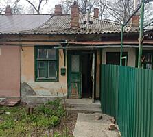 Продам квартиру на земле Центр г. Бендеры под ремонт.