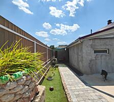 Уютный каменный дом в ближнем хуторе — практически в черте города.