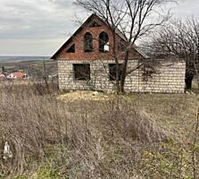 Vând o casă neterminată cu un teren de 15 acri