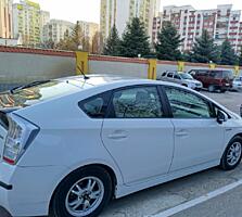 Продам Тайоту Приус 30 2010 года в отличном состоянии гибрид газ-метан
