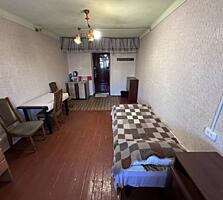 В продаже просторная комната в коммунальной квартире, расположенная ..