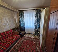 В продаже комната в коммунальной квартире на среднем этаже в центре ..