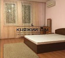 Продається 3-кімнатна квартира на м Осокорки, на пр-ті Бажана 10. ...