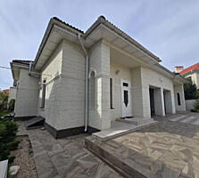 Продам отдельно стоящий одноэтажный дом 300 кв. м., ж/м Дружный.