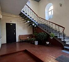 Двухкомнатная квартира на среднем этаже в Историческом центре.