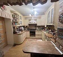 Двухэтажный дом с качественным ремонтом в МАЛИНОВСКОМ РАЙОНЕ