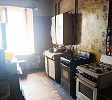 Продам комнату в коммуне в районе НОВОГО рынка на ул. Нежинской.