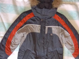 Куртка зимняя с капюшоном для мальчика 7-8 лет в хорошем состоянии.