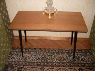 Тонометр. Фольга, картины, пылесос, книги, одеяла. Карниз деревянный..