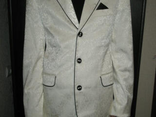 Продается белый мужской костюм индивидуального пошива 46-48 размер