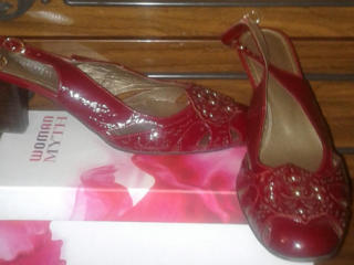 Продам туфли 39-40 размер кожаные и босоножки