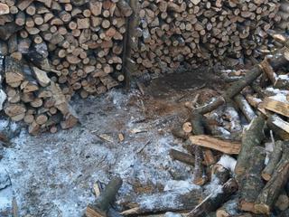 Vînd lemne pentru foc.
