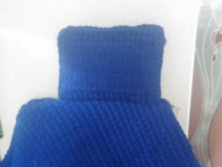 Вязанное покрывальце и подушечка синего и розового цвета в коляску.