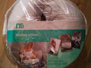 Подушка для кормления малыша подковообразная. Продам недорого.
