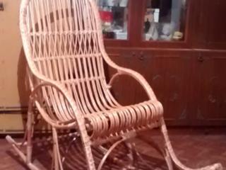 Продаю плетеное кресло качалку