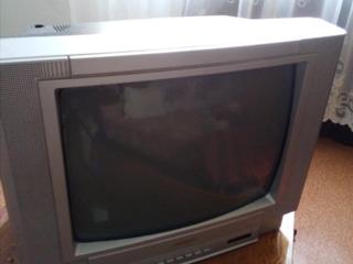 Небольшой цветной телевизор.