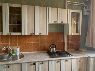 Помесячно, посуточно.