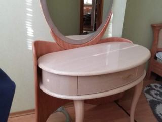 Стол с зеркалом