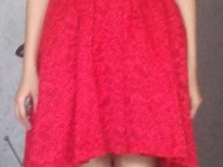 Платье красное со шлейфом.