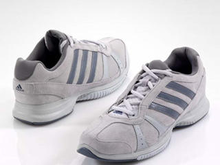 Продам кожаные кроссовки женские Adidas (38 размер) - 300 р