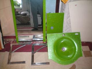 Умывальник c с зеркалом ширина 55 см. толщина 2 см.