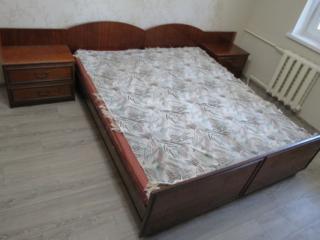 Спальный гарнитур: две кровати с местом хранения, две тумбы под