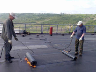 Acoperim acoperișuri, reparăm diferite. Garaj. Curățirea jgheburilor (желобов). Transport. Materiale