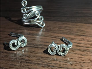 Продам женское серебряное кольцо и серьги