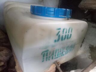Пластиковый бак для воды на 300 литров