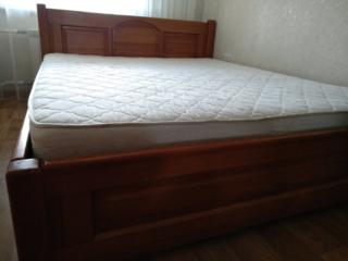 Продам деревянную кровать с матрасом