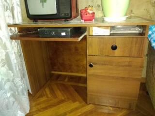 Продам столы письменные, стол кухонный, стулья.