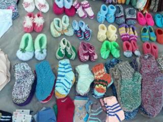 Продам вязаные  детские носки и пинетки ,а также ободки и шапочки ,есть вай
