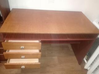 Срочно продаётся полированный, письменный стол б/у. В городе Николаеве. Размеры