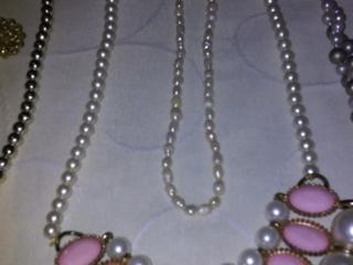 Продам камни голубой и желтый -150 р. бижутерию-50р. массажер -500 р.