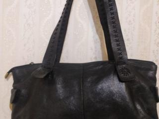 Продается черная женская сумка. 100 % кожа. Производство: Италия