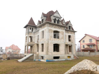 Spre vânzare casă situată în Dumbrava. Imobilul se prezintă în ...