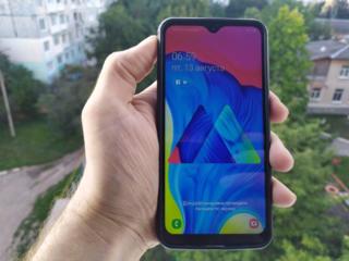 Samsung Galaxy M10 (2019). Android 10.