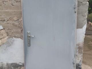 Входная металлическая дверь б/у