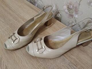 Босоножки натуральная кожа, песочный цвет. Размер- 39. Цена- 120 руб.