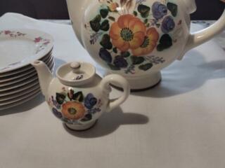 Продам красивые два фарфоровых чайника, торг уместен